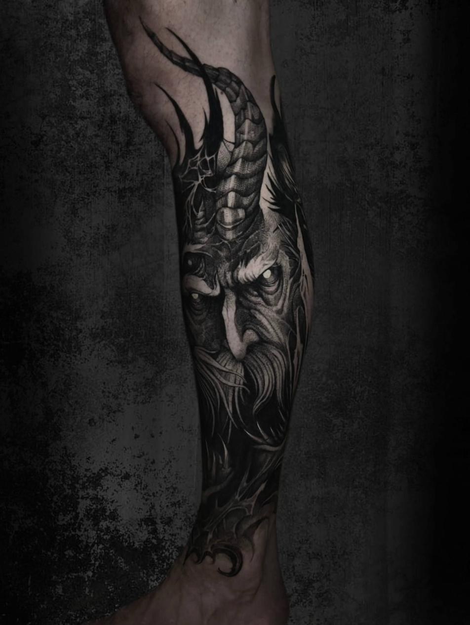 Tatuerare Uppsala — mörk fantasy ärm-tatuering med demonansikte, Tim Blackhands