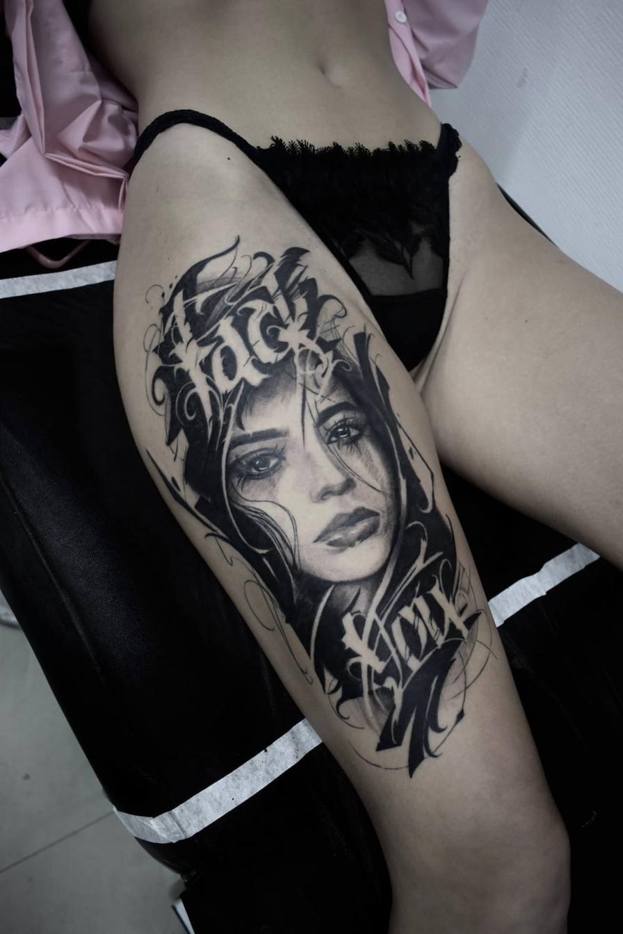 Chicano-stil tatuering Uppsala — porträtt med lettering på lår