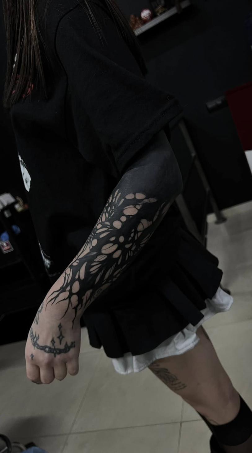 Blackwork tatuering Uppsala — organiskt dotwork-mönster på underarm