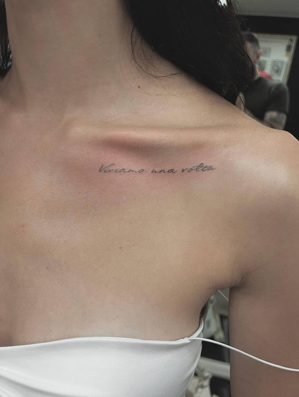 Fine line lettering tatuering Uppsala — text på nyckelben