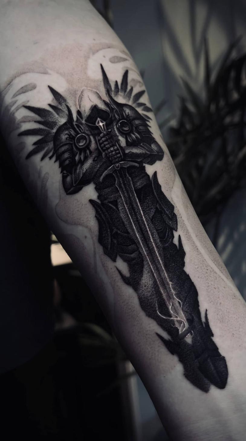 Mörk fantasy tatuering Uppsala — riddare med svärd, underarm