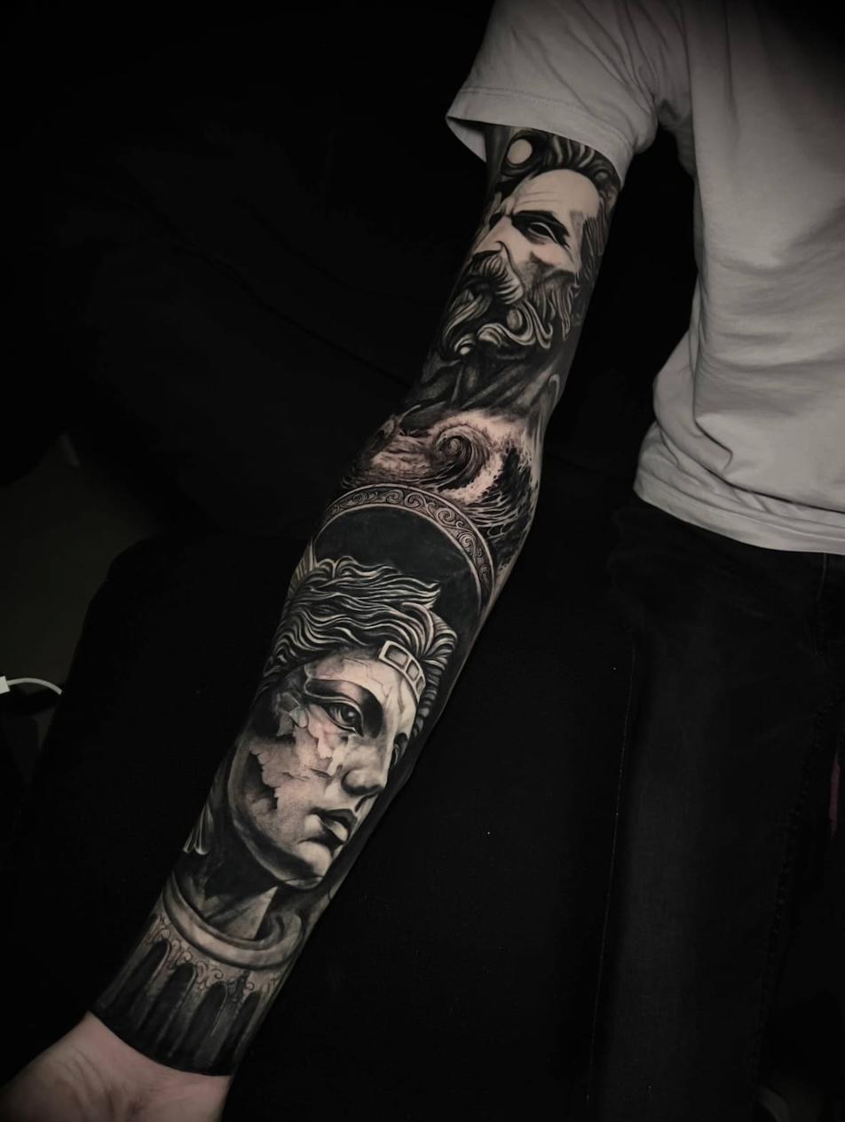 Tatuerare Uppsala Tim Blackhands — mytologisk helärm med Poseidon och staty