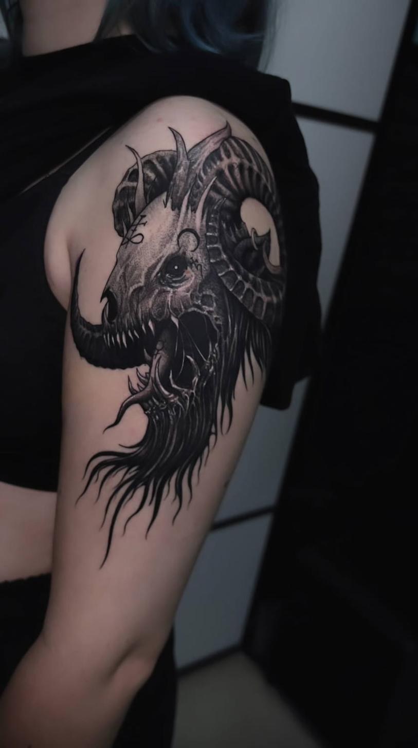 Tatuering Uppsala — surrealistisk bagghuvudskalle på axel