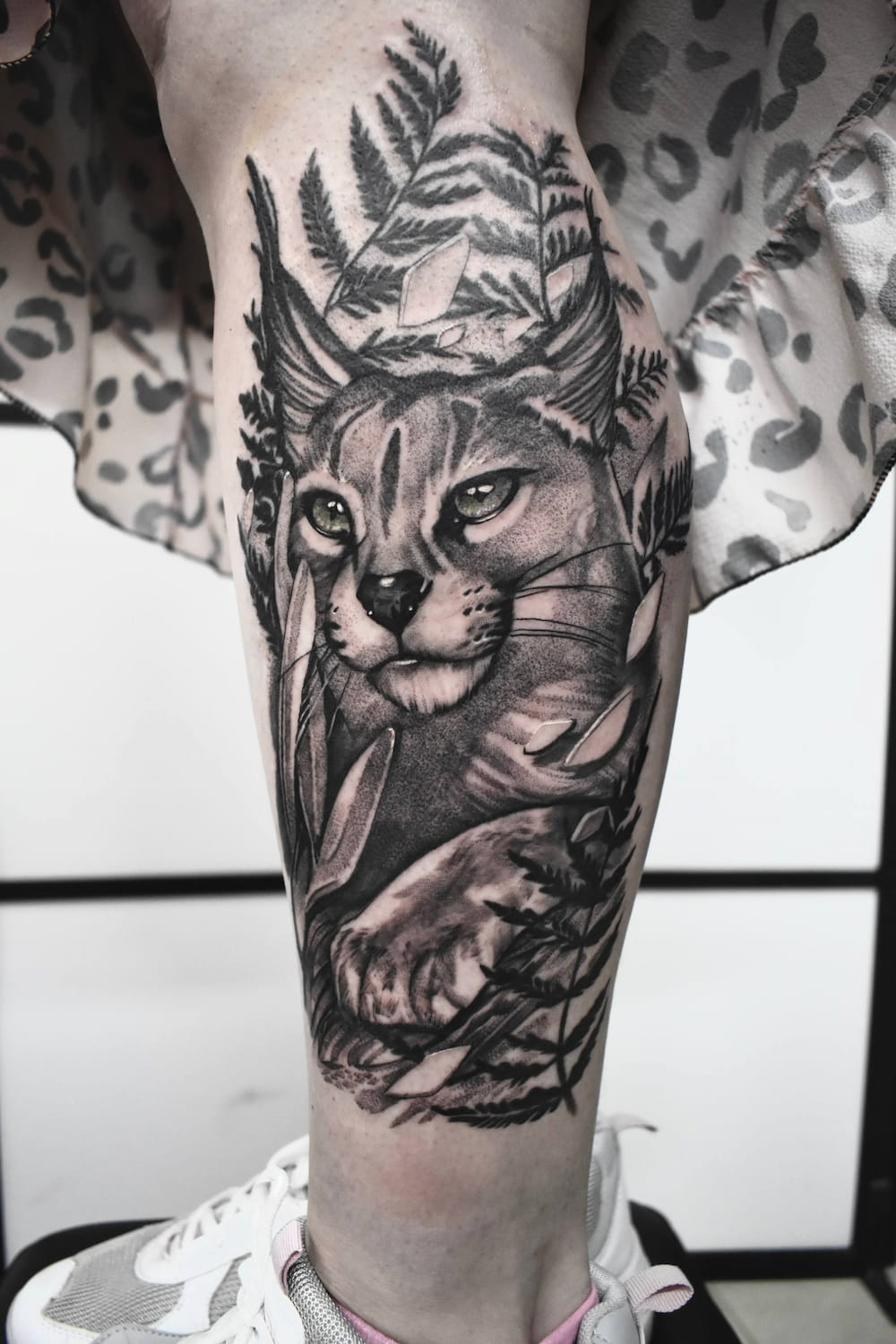 Realistisk tatuering Uppsala — lodjur i naturmotiv, vad