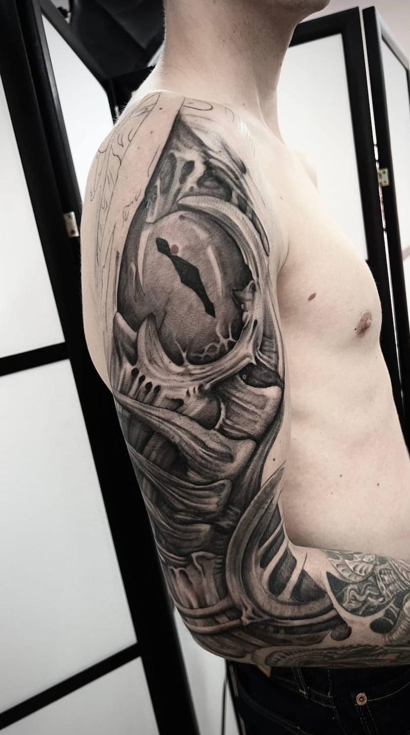 Biomekanisk tatuering Uppsala — realism på axel och arm