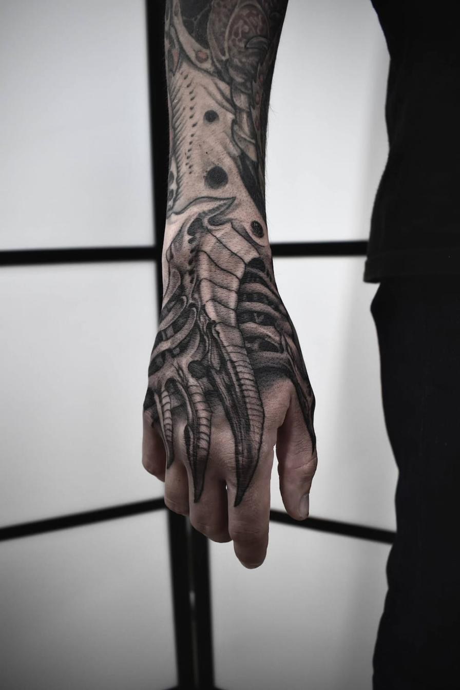 Biomekanisk tatuering nära Stockholm — realism på hand och underarm